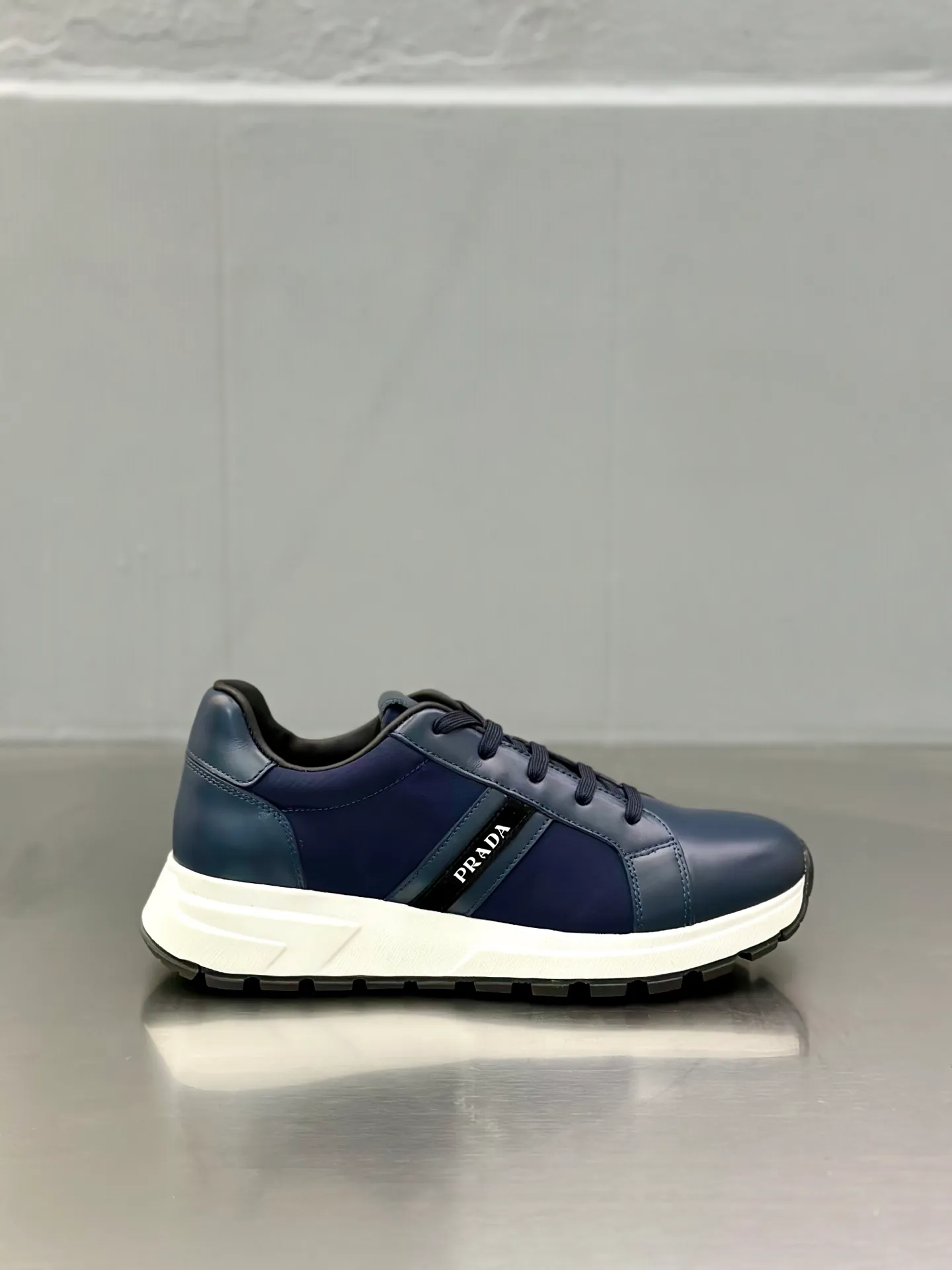 💰740 Prada/Prada men's new mesh stitching sneakers. This sneaker presents a modern version, reinterpreting the brand's archive style with clean lines and smooth details. The shoes are made of calf leather and technical fabric, with a triangular metal logo on the outside, bright TPU decoration on the heel, and a longer and padded inner heel design for a more comfortable fit. The tongue is decorated with a silk-screen logo, and is paired with a hollow rubber sole on the heel. The full cowhide lining comes standard with logo cowhide foot pads, making the upper foot taller, more comfortable, and versatile! Comes with full original packaging! Size: 39-40-41-42-43-44 standard leather shoe size (45 can be customized and does not support returns)